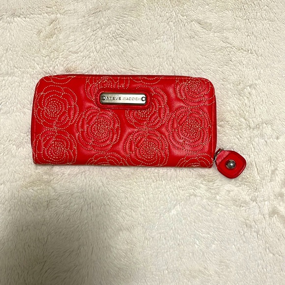 Steve Madden Red Rose Wallet. - Picture 2 of 5